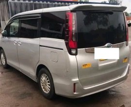 Toyota Noah hybrid igurishwa