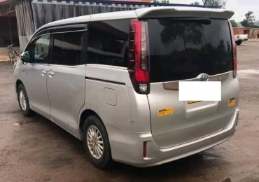 Toyota Noah hybrid igurishwa