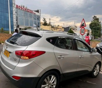 Hyundai Tucson 2011 automatic Diesel price 11M call or Whatsapp 0788393175