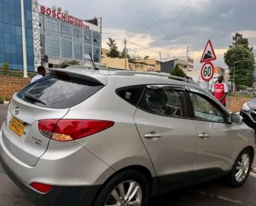 Hyundai Tucson 2011 automatic Diesel price 11M call or Whatsapp 0788393175