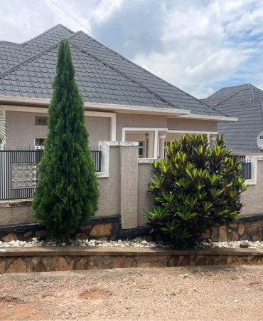 Iyinzu iragurishwa 75M   kicukiro kabeza ☎️0783208231